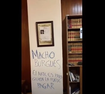 Uno de los múltiples aspectos del estado en que quedaron las instalaciones de la Facultad de Filosofía y Letras luego de que estuvo "tomada" desde el 4 de noviembre pasado. Imagen tomada de un video difundido por las autoridades de esa Facultad