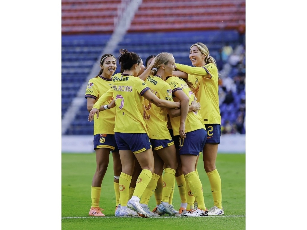El plantel americanista celebró en lo alto el 108 aniversario del club y de paso le quitó lo invicto al Pachuca. Foto @AmericaFemenil 