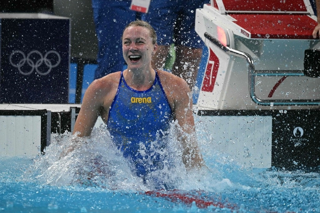 La sueca Sarah Sjoestroem festeja su victoria en la final de la prueba de natación 100 metros estilo libre. Foto Afp