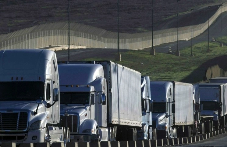 El autotransporte es el medio de carga más importante del país pues representa el 50% de la movilidad de mercancías y bienes. De esa proporción, el 30% se encuentra en la informalidad, mientras que el 20 es formal. Foto archivo/La Jornada.