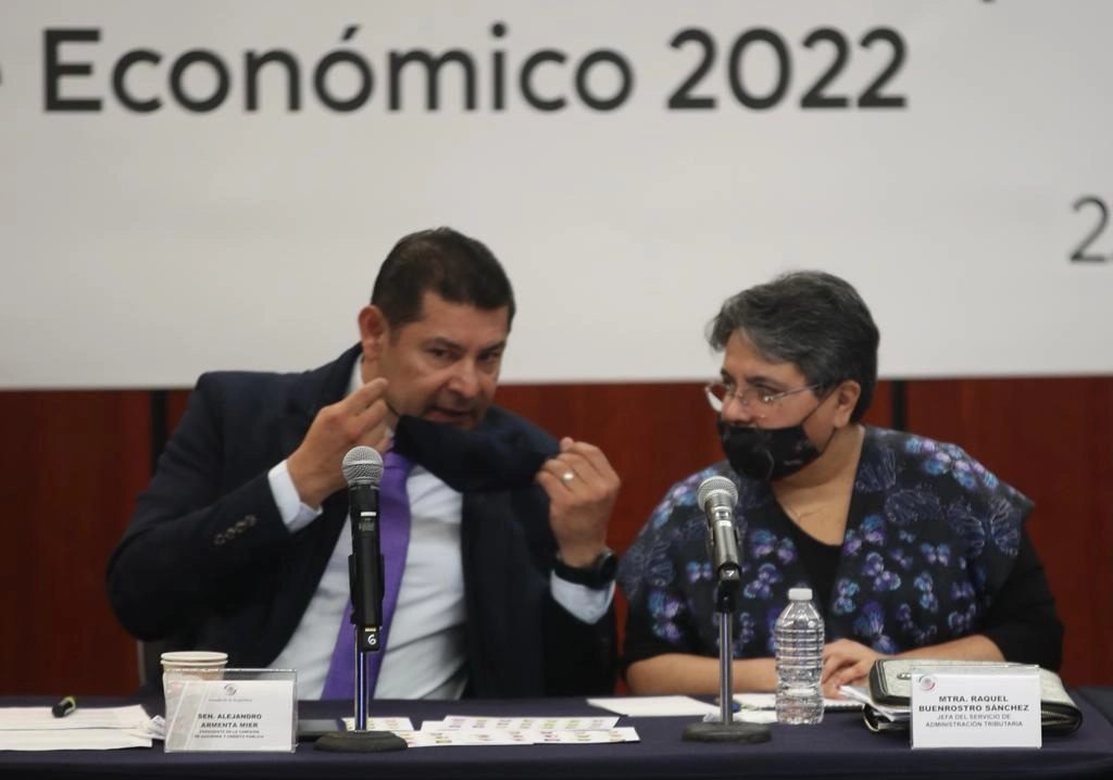Raquel Buenrostro, titular del SAT y el senador Alejandro Armenta durante la reunión sobre el paquete económico 2022 en San Lázaro. Foto José Antonio López