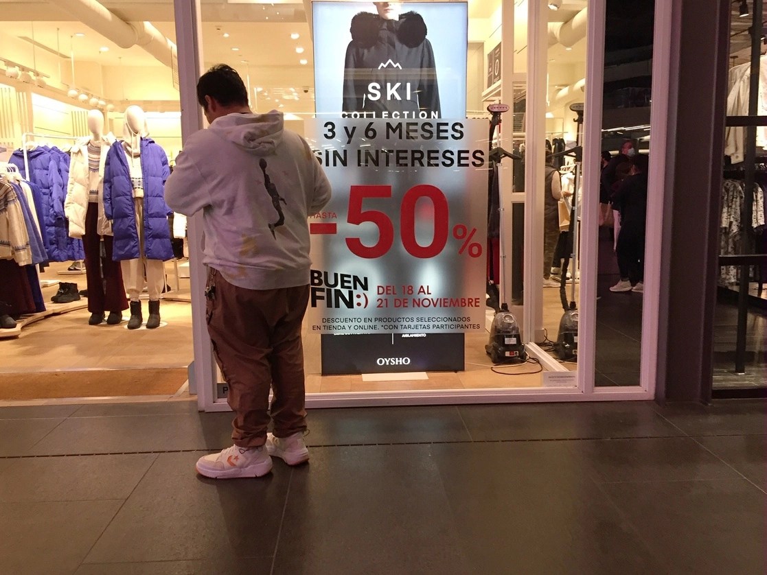 Rebajas por Buen Fin en tienda departamental de la CDMX. Foto Cristina Rodríguez