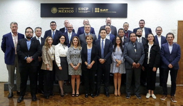 La reunión fue encabezada por Antonio Martínez Dagnino, jefe del SAT, quien destacó que además de los esfuerzos en materia de recaudación, se está escuchando a los contribuyentes para atender sus demandas. Foto @SATMX