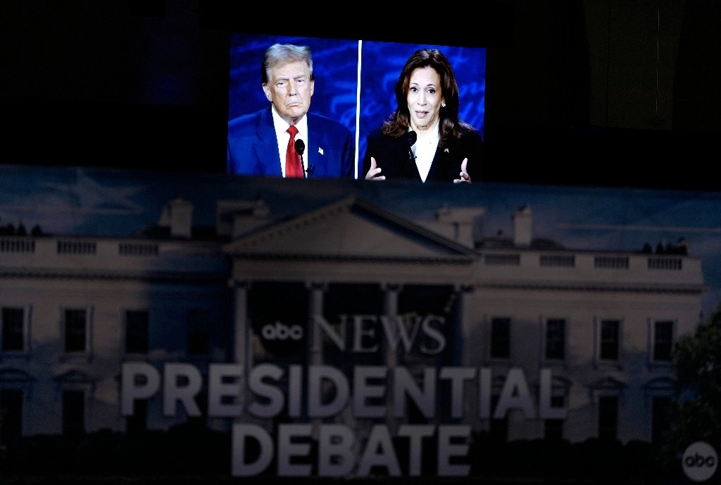 Debate presidencial entre el ex presidente Donald Trump, candidato republicano, en la pantalla a la izquierda, y la vicepresidenta candidata presidencial demócrata, Kamala Harris, a la derecha, desde la sala de spinning, el martes 10 de septiembre de 2024, en Filadelfia. Foto AP 