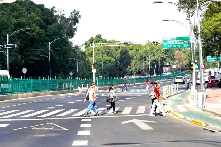 El Paseo de la Reforma, con menos tránsito que el habitual, durante la Jornada Nacional de Sana Distancia, el 30 de marzo de 2020. Foto María Luisa Severiano