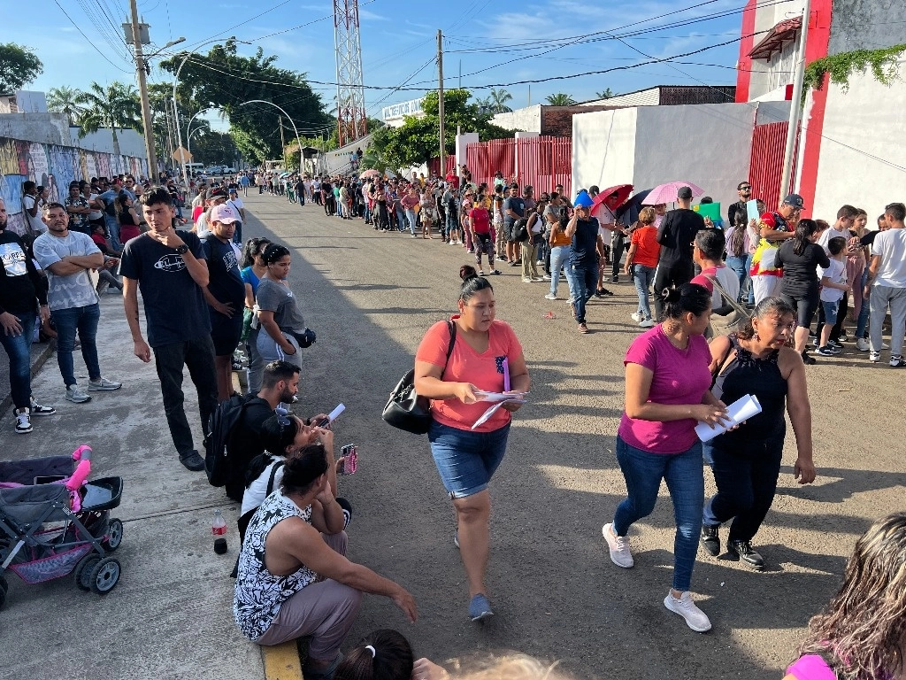 Desde finales de agosto el gobierno de EU amplió a Chiapas y Tabasco la posibilidad para que los migrantes inicien trámite de asilo a través de la aplicación de 'CBP One'. Foto  Édgar H. Clemente 