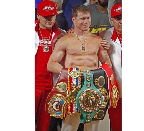 En su último combate, Álvarez se impuso al púgil de Puerto Rico Edgar Berlanga, mientras que Crawford derrotó al uzbeko Israil Madrimov para mantenerse invicto. Foto Cuartoscuro / archivo
