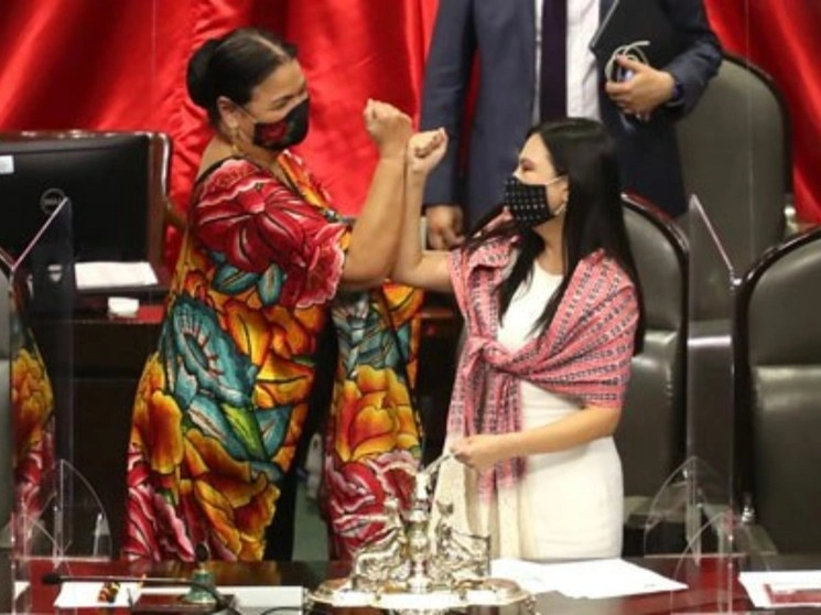 Las legisladoras del PRI Dulce María Sauri Riancho (izquierda en la imagen) y del PAN Laura Rojas Hernández realizan el nuevo saludo por la emergencia sanitaria tras la toma de posesión de la primera como presidenta de la mesa directiva de la Cámara de Diputados. La votación fue de 313 votos favorables, 21 abstenciones y 123 en contra. Foto Luis Castillo