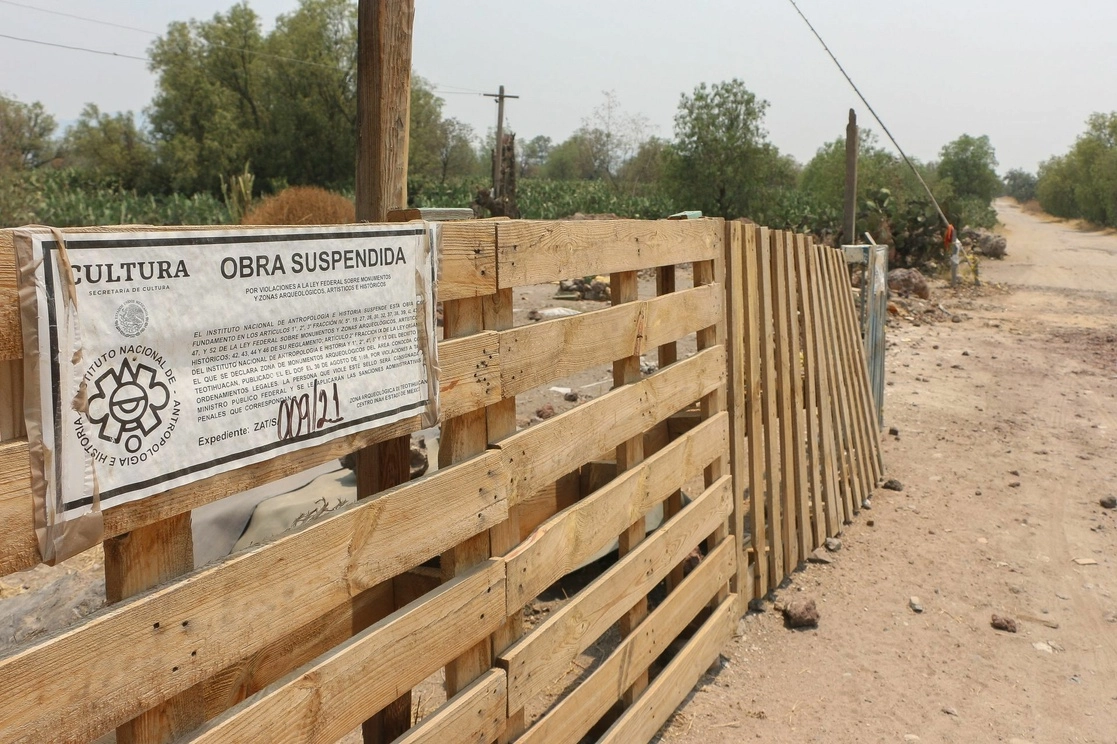 Sellos colocados por el INAH en construcciones en la superficie de Oztoyahualco. Foto Cuartoscuro / Archivo