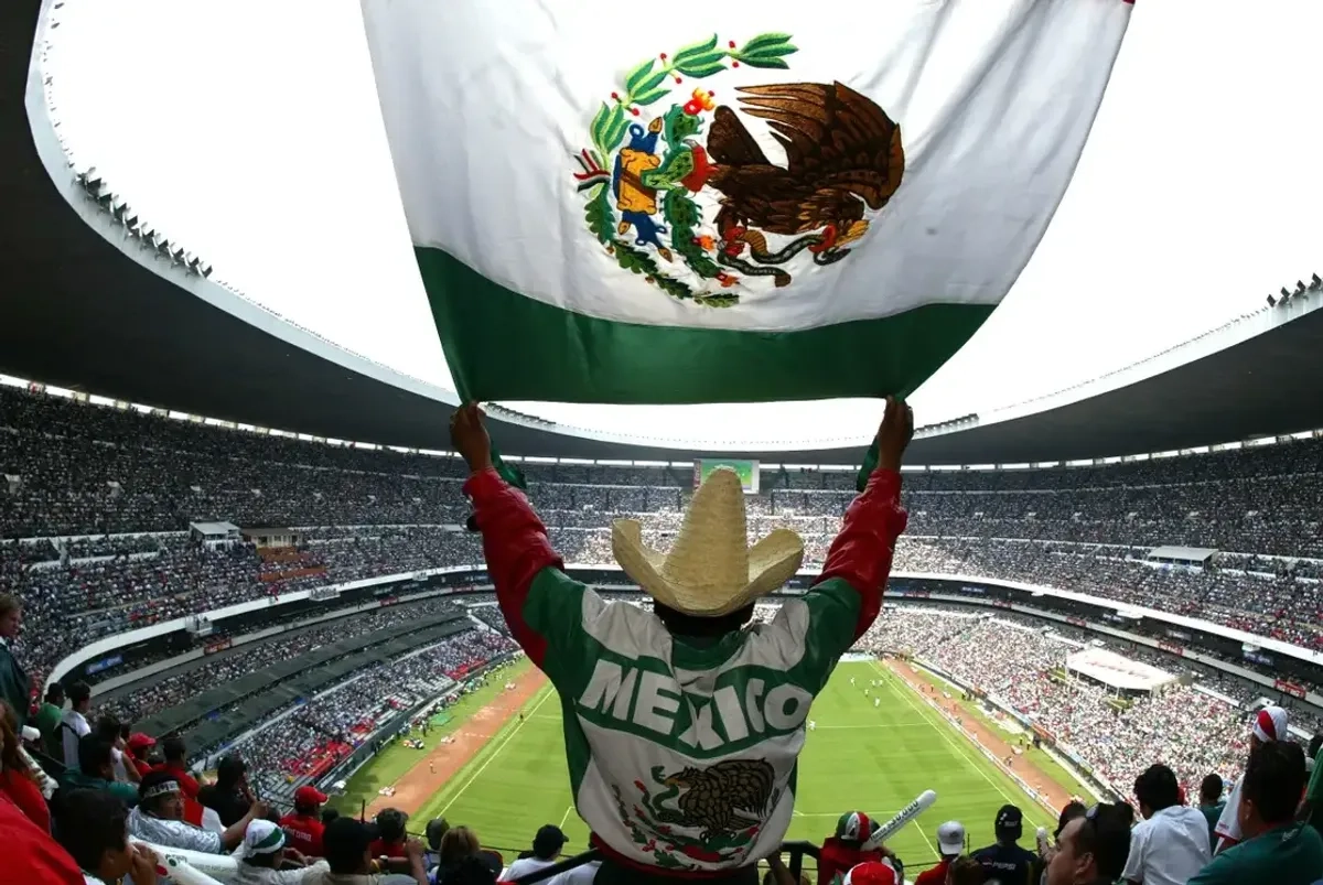 Aficionado durante un partido de la Selección Nacional en el Estadio Azteca en imagen de archivo. Foto 