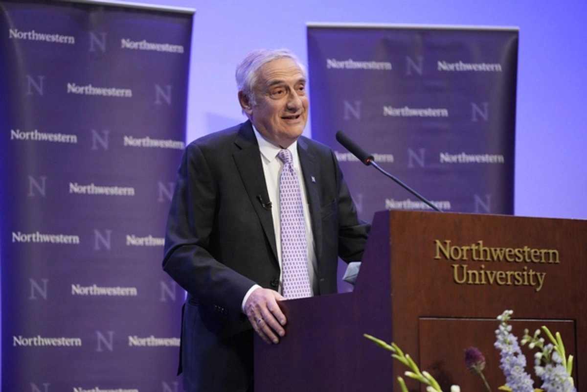 Joel Mokyr pronuncia un discurso tras ganar el Premio Nobel de Economía en la Universidad Northwestern, el lunes 13 de octubre de 2025. Foto 