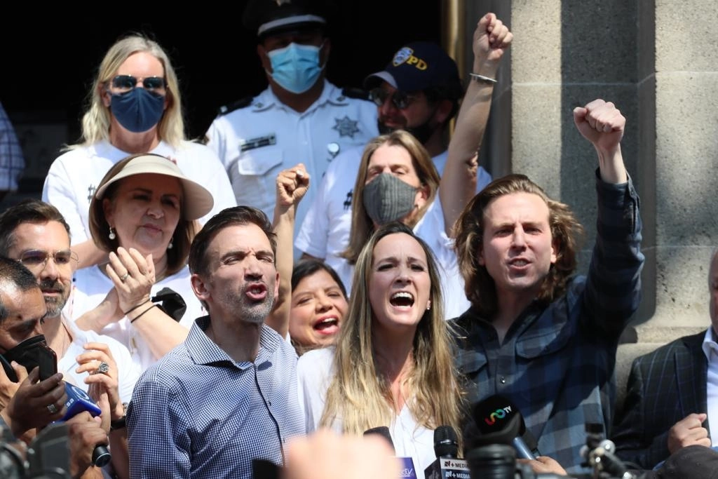 Alonso, Gonzalo y Ana Paula Castillo Cuevas, hijos y nietos de Alejandra Cuevas y Laura Morán, celebran la resolución de los ministros de la Suprema Corte de Justicia de la Nación de anular la orden de aprehensión librada contra ambas mujeres, en la Ciudad de México, el 28 de marzo de 2022. Foto Roberto García Ortiz
