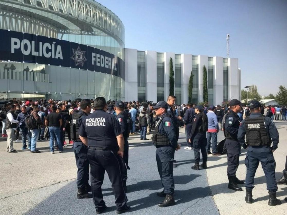 Durante una protesta de agentes de la Policía Federal en el Centro de Mando conocido como Contel, ubicado en Iztapalapa, en la Ciudad de México.  Foto Alfredo Domínguez / Archivo