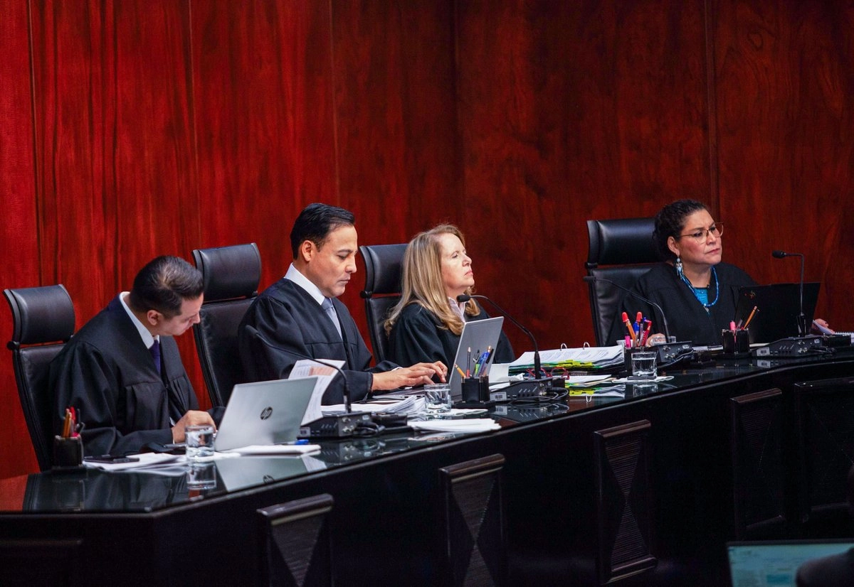Los ministros Giovanni Azael Figueroa Mejía, Loretta Ortiz Ahlf, y Lenia Batres Guadarrama, durante la sesión de la Suprema Corte de Justicia de la Nación.