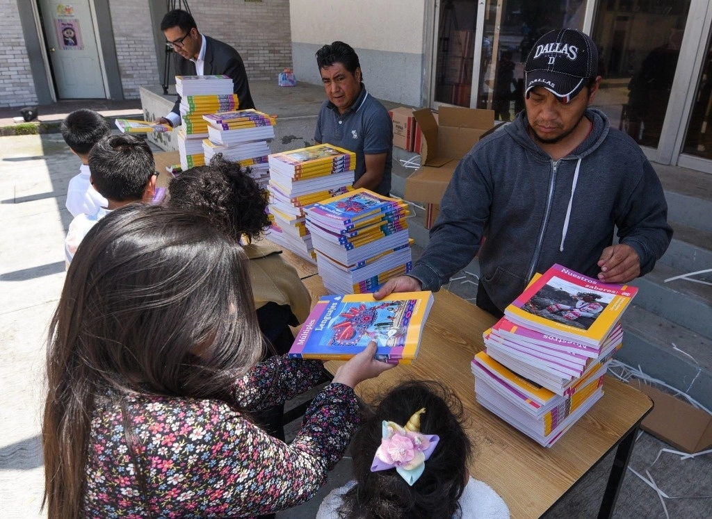 Entrega de libros de texto gratuito en el Estado de México. Foto Cuartoscuro / archivo 