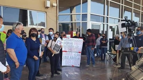 Maestros jubilados de Baja California, durante un plantón en marzo anterior en la entrada del edificio del Poder Ejecutivo en el Centro Cívico de Mexicali, exigieron el pago de finiquito de su relación laboral en la administración del entonces gobernador Jaime Bonilla. Foto Lindero Norte