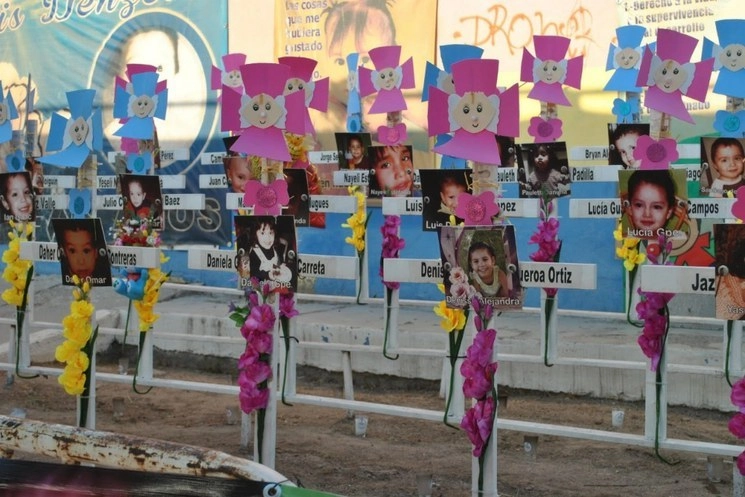 Padres de los menores muertos en el incendio de la Guardería ABC se reunieron en las ruinas de la instancia infantil el 5 de junio pasado. Foto Cristina Gómez Lima