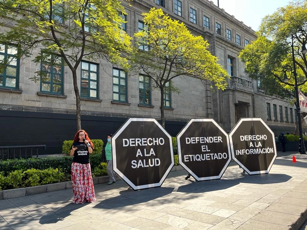 Manifestación de integrantes de la organización Alianza por la Salud Alimentaria en contra de cuatro amparos sobre el etiquetado frontal de advertencia, frente al edificio de la Suprema Corte de Justicia de la Nación, en la Ciudad de México, el 7 de noviembre de 2022. Foto María Luisa Severiano / Archivo