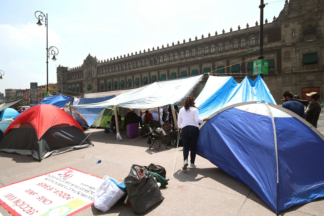 Maestros de Michoacán protestaron por falta de pagos ante la intención de regresar la administración de la educación al gobierno federal. Foto María Luisa Severiano/Archivo