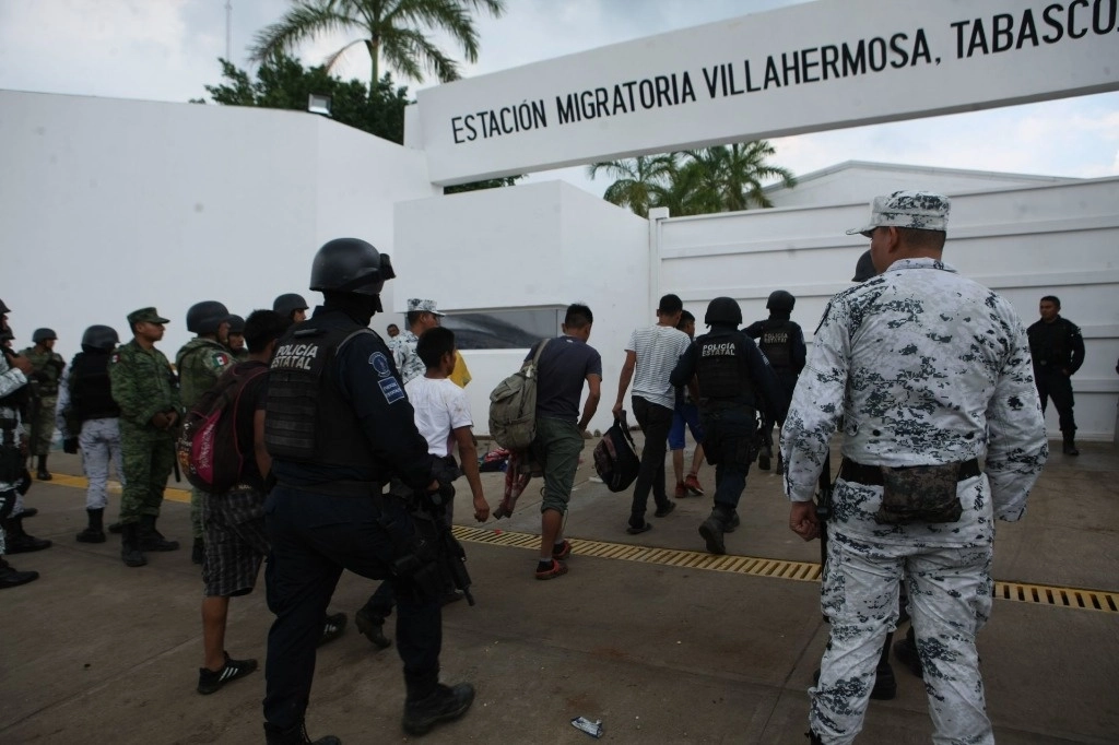 Durante una fuga de migrantes de la estación migratoria en Tabasco. Foto Cuartoscuro / archivo