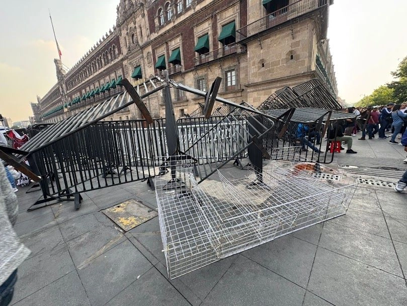 Integrantes de la CNTE se retiran de algunas calles que rodean Palacio Nacional y se dirigen de nueva cuenta al Zócalo, en la Ciudad de México, el 21 de mayo de 2025. 