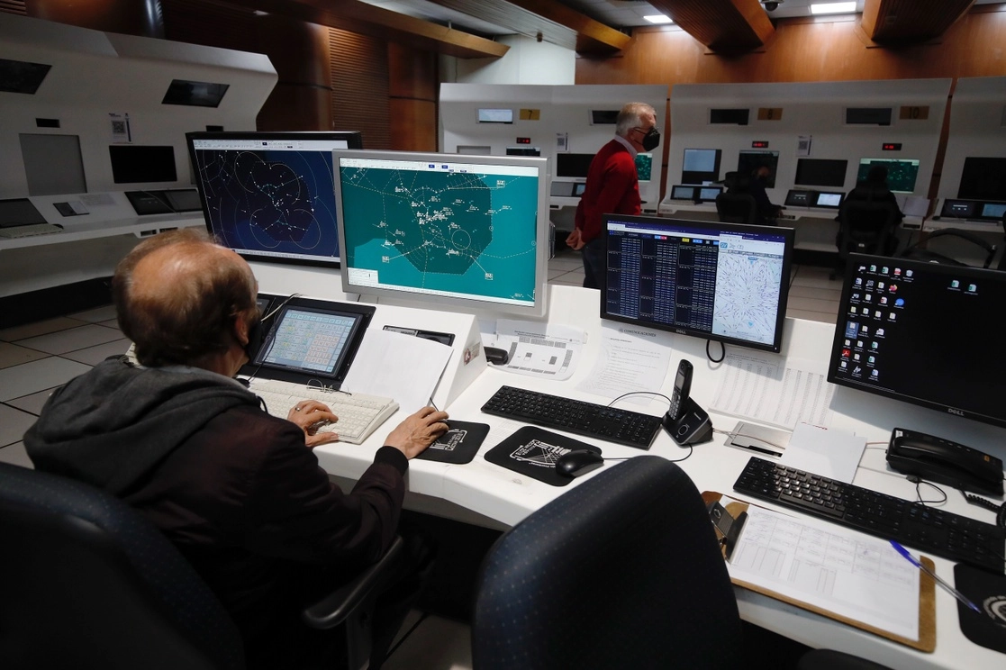 Instalaciones de Servicios a la Navegación en el Espacio Aéreo Mexicano, una agencia del gobierno federal que tiene a su cargo monitorear, dirigir y encauzar los flujos aéreos que crucen cualquier punto del país. Foto. Cristina Rodríguez