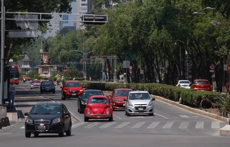 Automovilistas circulan por Paseo de la Reforma en la Ciudad de México. Foto Cristina Rodríguez / Archivo