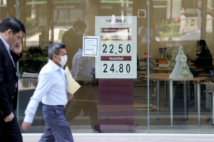Persona camina a las afueras de una institución bancaria este 30 de marzo de 2020. Foto María Luisa Severiano 