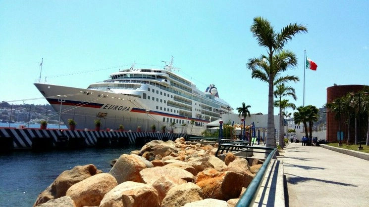 Imagen del crucero en  Acapulco. Foto @AcapulcoGob