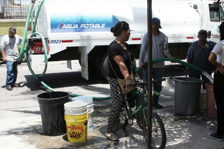 Ante la falta de agua, vecinos de la colonia Valle de Santa Lucía, se abastecieron del líquido en las instalaciones de  Agua y Drenaje de Monterrey. Foto Roberto García / Archivo
