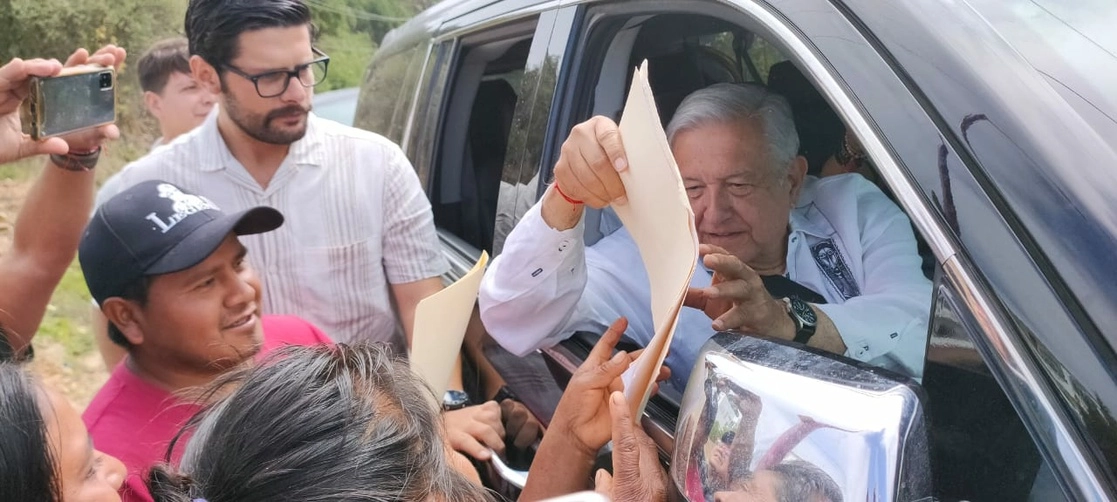 El presidente Andrés Manuel López Obrador anunció que se abrirán los archivos del 27 batallón de infantería con sede en Iguala. Foto Sergio Ocampo