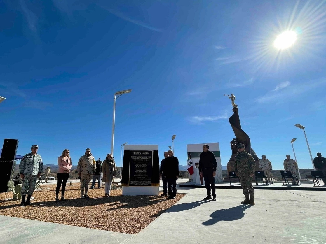 El presidente Andrés Manuel López Obrador encabezó la inauguración de la Plaza Memorial “La Mora”, en la localidad del mismo nombre en honor a las víctimas de la masacre ocurrida en noviembre de 2019. Foto cortesía Presidencia