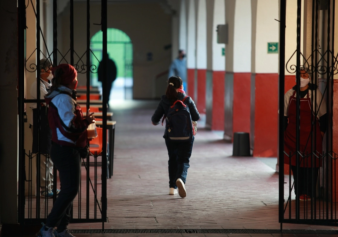 El director de primaria, Francisco Bravo, dijo en entrevista para ‘La Jornada’ que este ha sudo un sexenio perdido para la educación. Foto Alfredo Domínguez / Archivo

