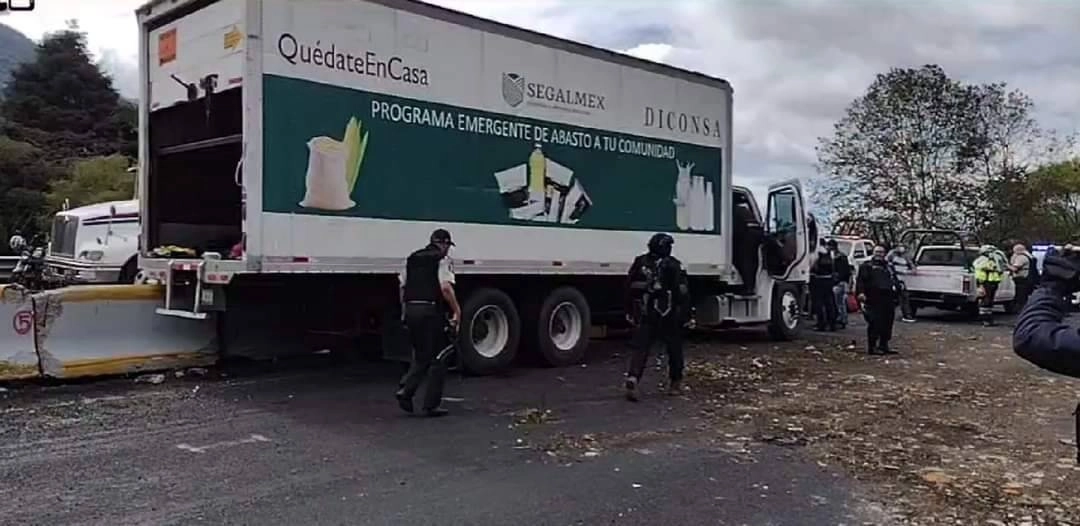 El siniestro ocurrió la mañana de este martes cuando un camión marca Kenworth, con razón social empresa Diconsa se impactó contra un muro de contención en la carretera Veracruz-México. Foto tomada de Facebook