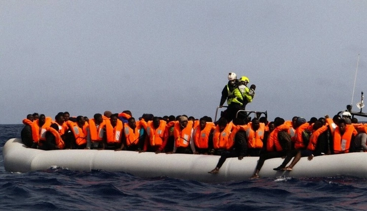 Las ONG se dan a la tarea de rescatar a migrantes en el Mediterráneo. En la imagen, de archivo, un salvamento de SOS Méditerranée. Foto tomada de Twitter de la agrupación humanitaria