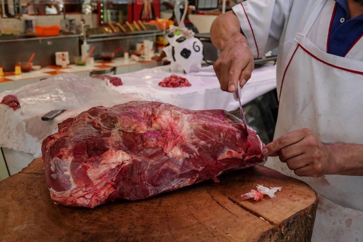 Venta de carne de res en un mercado de la alcaldía Benito Juárez, en la Ciudad de México, el 11 de junio de 2025. Foto 