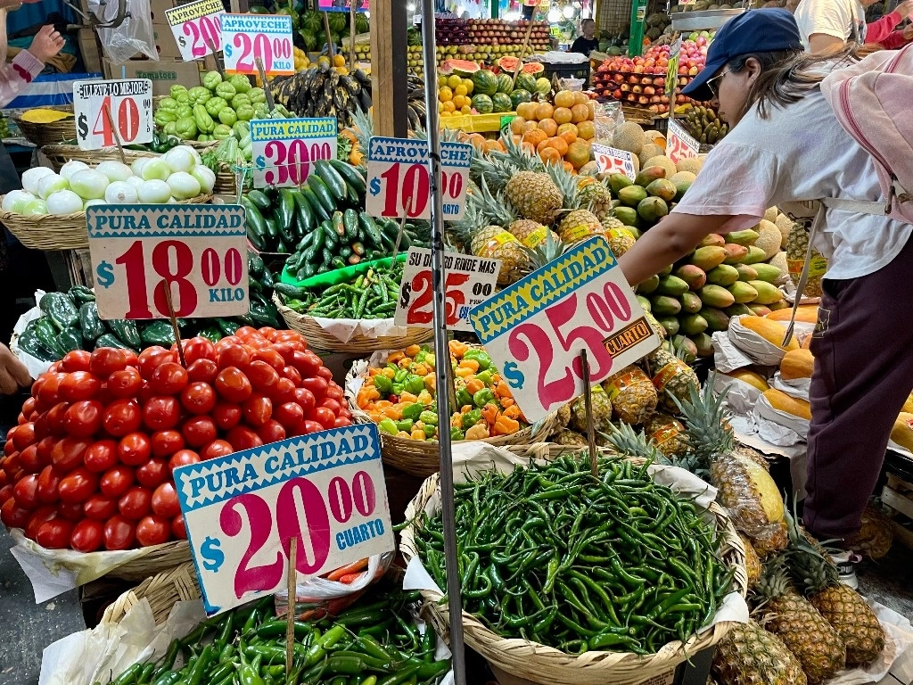 La inflación general anual se disparó a 4.63% en la primera quincena de abril desde 4.37 de la segunda mitad de marzo, debido al incremento de los precios de las frutas y verduras. La imagen, de febrero de 2024. Foto Roberto García Ortiz