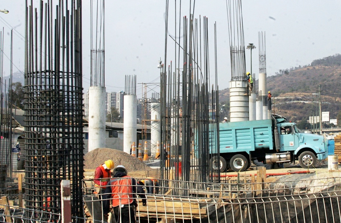 En construcción los gastos aumentaron 2.0 por ciento, impulsados por el segmento no residencial, que reportó un crecimiento mensual de 2.2 por ciento. Foto Roberto García Rivas / Archivo