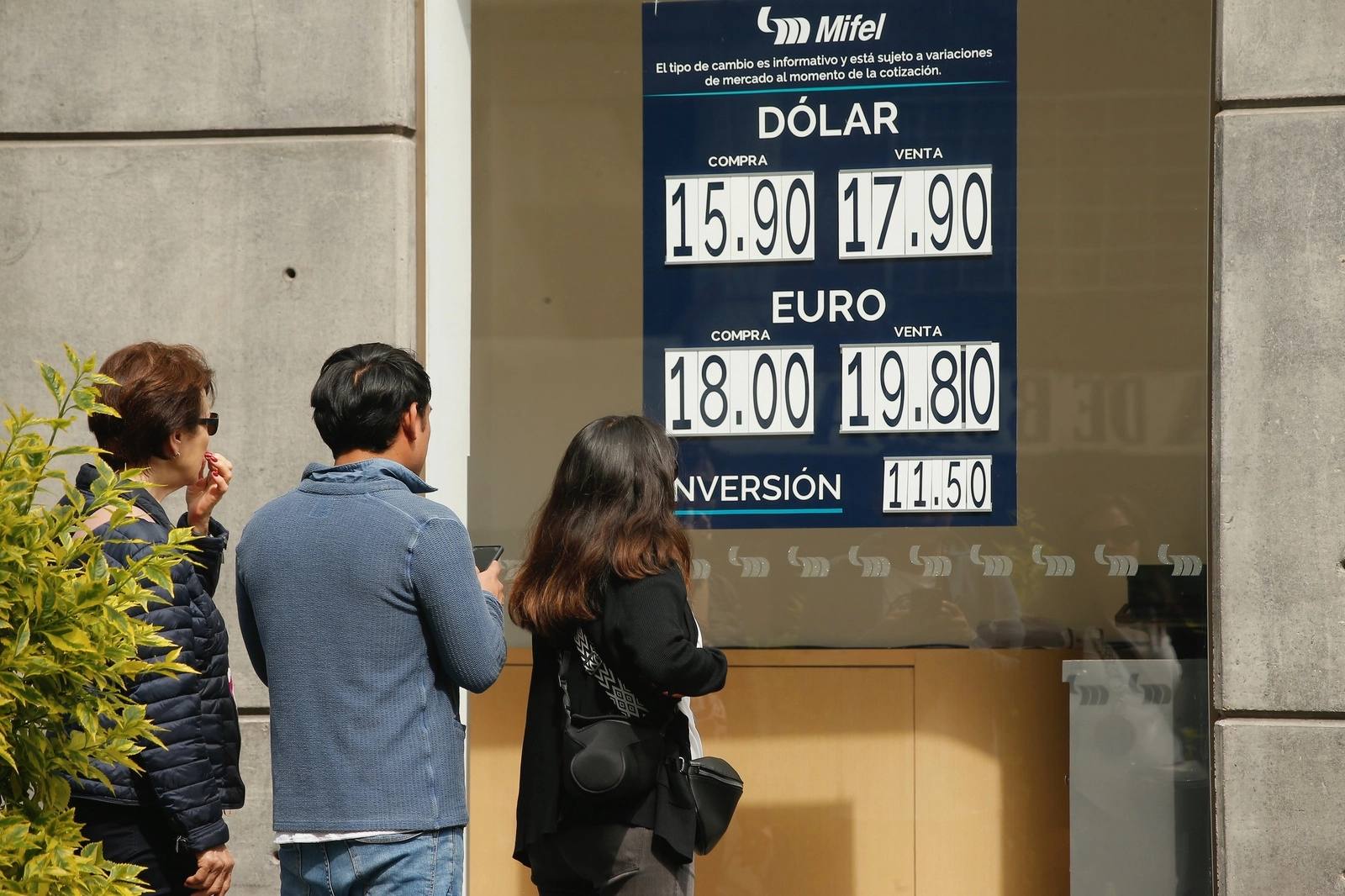 El peso mexicano se acerca nuevamente al nivel de 17 unidades por dólar durante la apertura de la última semana de noviembre. Foto María Luisa Severiano