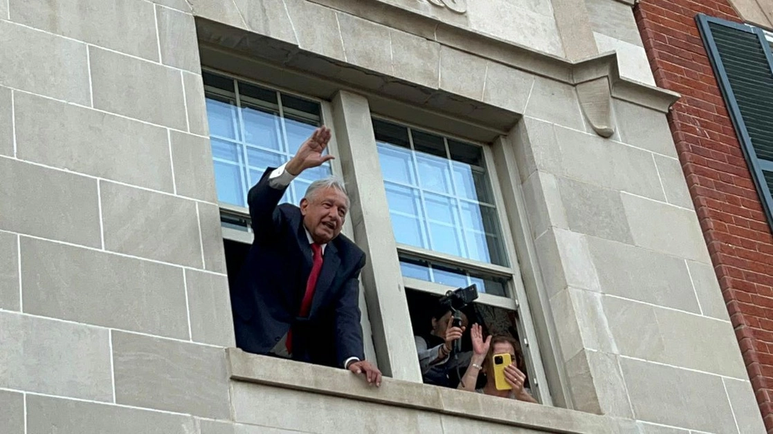 El mandatario se asomó ayer por la ventana de su habitación en el hotel Lombardy, en Washington. Foto Emir Olivares