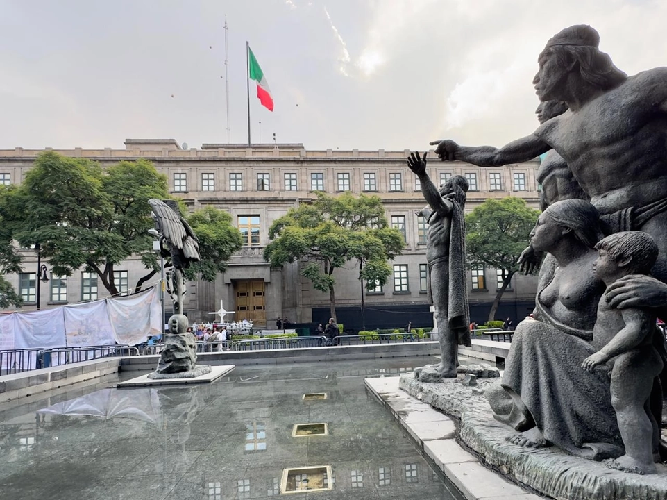 Vista del acceso principal de la SCJN en la Ciudad de México. 
