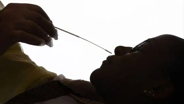 Un trabajador de la salud toma una muestra de coronavirus en una residencia de ancianos en Fosses, Bélgica. Foto Afp