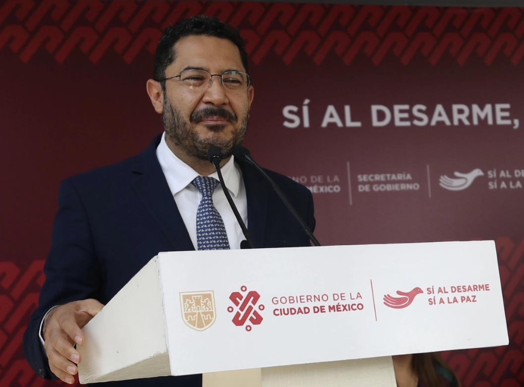 El secretario de Gobierno de la Ciudad de México, Martí Batres, informó que se adelantará la final del torneo de baseball 5, que se realiza en en Zócalo, para permitir la llegada de la marcha contra la reforma electoral convocada para el domingo. Foto Yazmín Ortega Cortés / Archivo