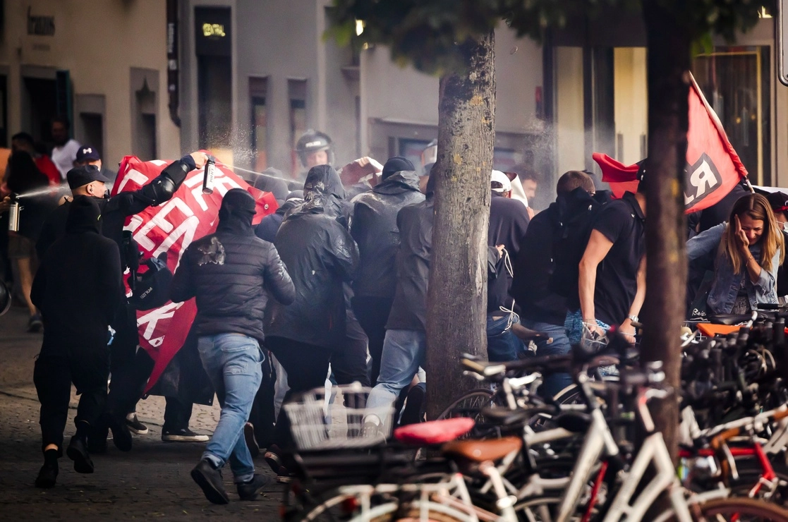 La policía suiza usó gas pimienta y balas de goma para dispersar a los manifestantes, algunos de los cuales realizaron diversas quemas de bengalas a su paso por instituciones financieras. Foto Ap
