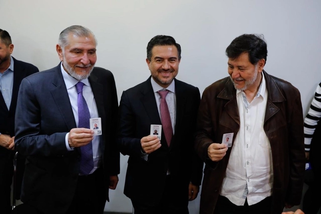 El legislador de Morena, Miguel Ángel Yunes (c) junto con el el coordinador de la bancada de Morena en el Senado, Adán Augusto López Hernández (izq) y el presidente de la Mesa Directiva, Gerardo Fernández Noroña (der). Foto Senado de la República