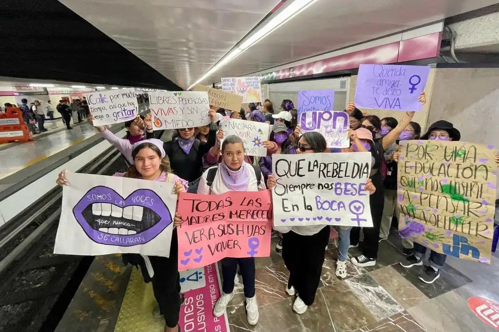 Decenas de mujeres se reúnen en la estación del Metro Balderas de la Línea 1, para asistir a la marcha del 8M, el 8 de marzo de 2023. Foto Roberto García Ortiz 