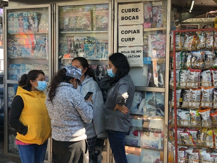 Personas usan cubrebocas como forma de prevención afuera del Instituto Nacional de Enfermedades Respiratorias en la CDMX. Foto Alfredo Domínguez