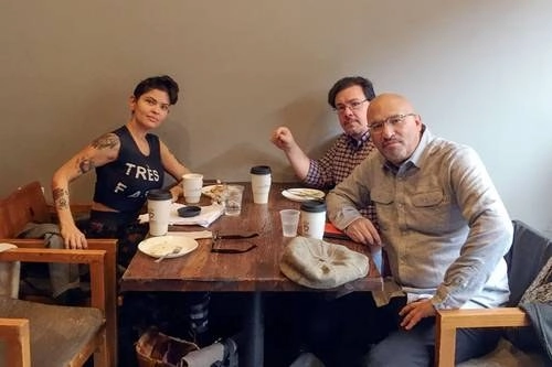 Los escritores Myriam Gurba, David Bowles y Roberto Lovato, fundadores del movimiento Dignidad Literaria, en un encuentro el pasado 26 de enero en Nueva York. Foto Geoffrey Cordner/Wikimedia Commons
