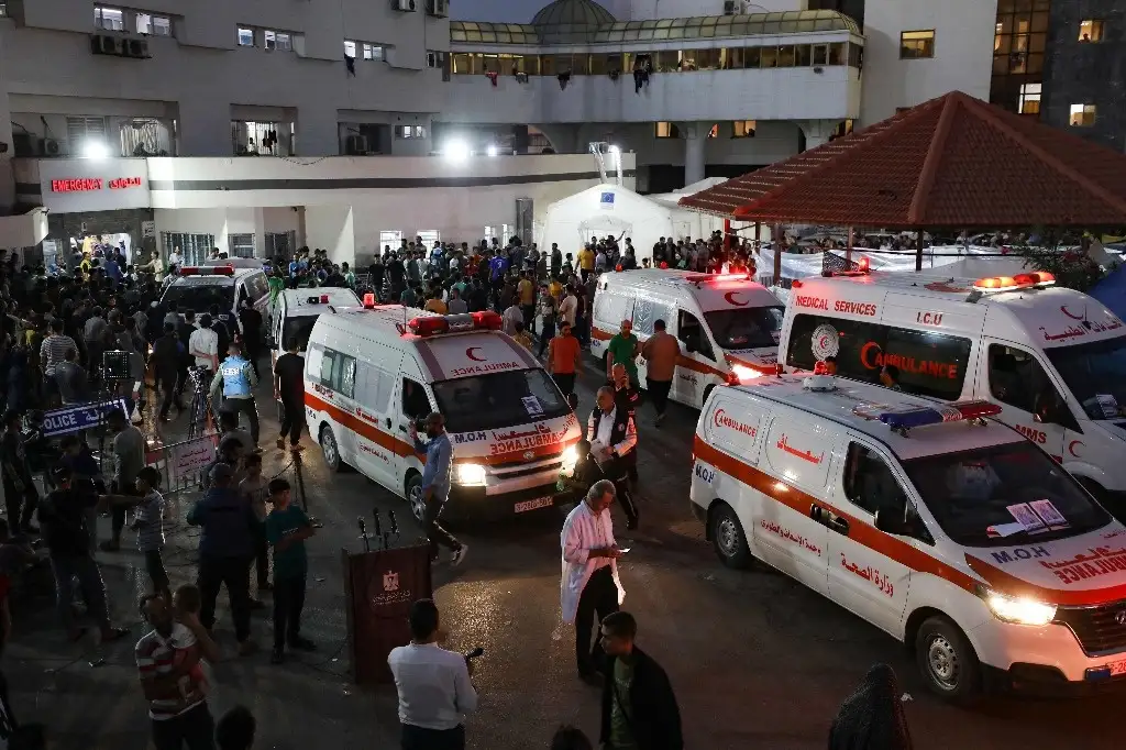 Se ha desbordado la capacidad de la morgue del hospital Al-Shifa, en la ciudad de Gaza. Foto Afp