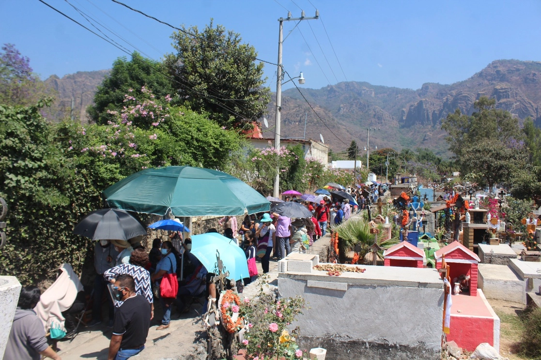 Adultos mayores de Tepoztlán realizaron largas filas y esperaron horas la vacunación contra el Covid-19, para que finalmente se agotaran los biológicos. Foto Rubicela Morelos